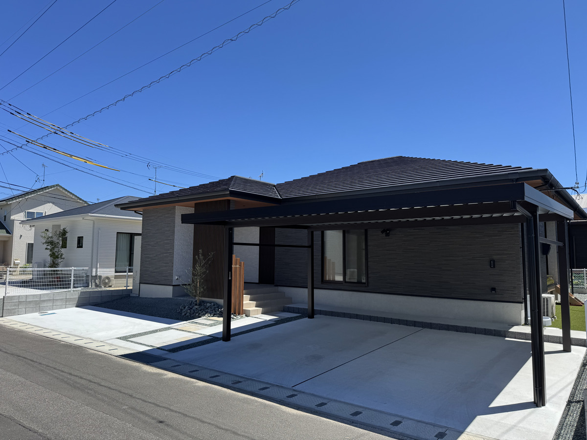圧倒的な存在感。黒の大屋根カーポートが邸宅と共鳴する、機能美を極めたトータル新築外構