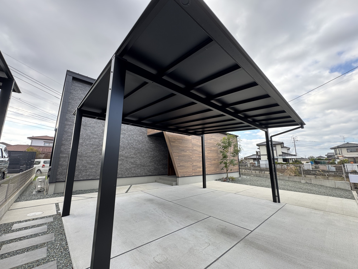 【2026年最新】シンプルモダンな外構デザインのトレンド。黒のカーポートが人気の理由とは？