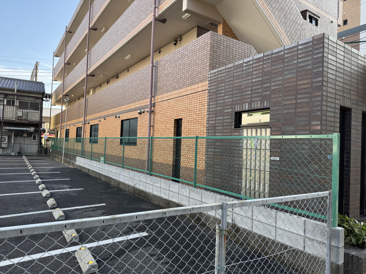 境界フェンスを刷新し、安全性と清潔感を向上。景観に馴染むグリーンメッシュフェンスへのリフォーム事例