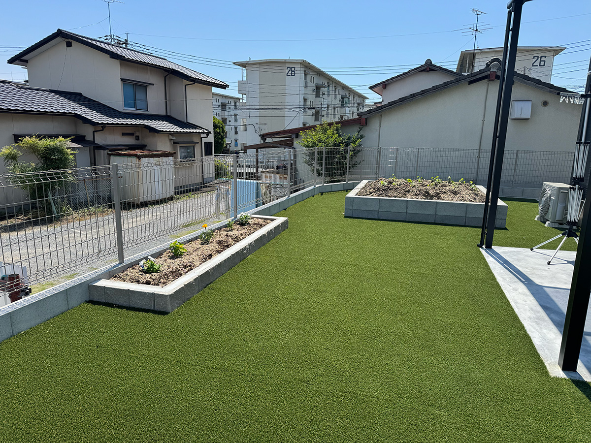 人工芝と造作花壇で叶える、雑草知らずのプライベートガーデン。趣味と寛ぎを両立した庭リフォーム