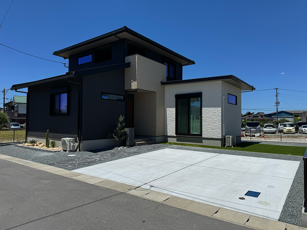 キューブ型の邸宅を引き立てる、白と黒のコントラスト。機能美を追求したシンプルモダンな新築外構