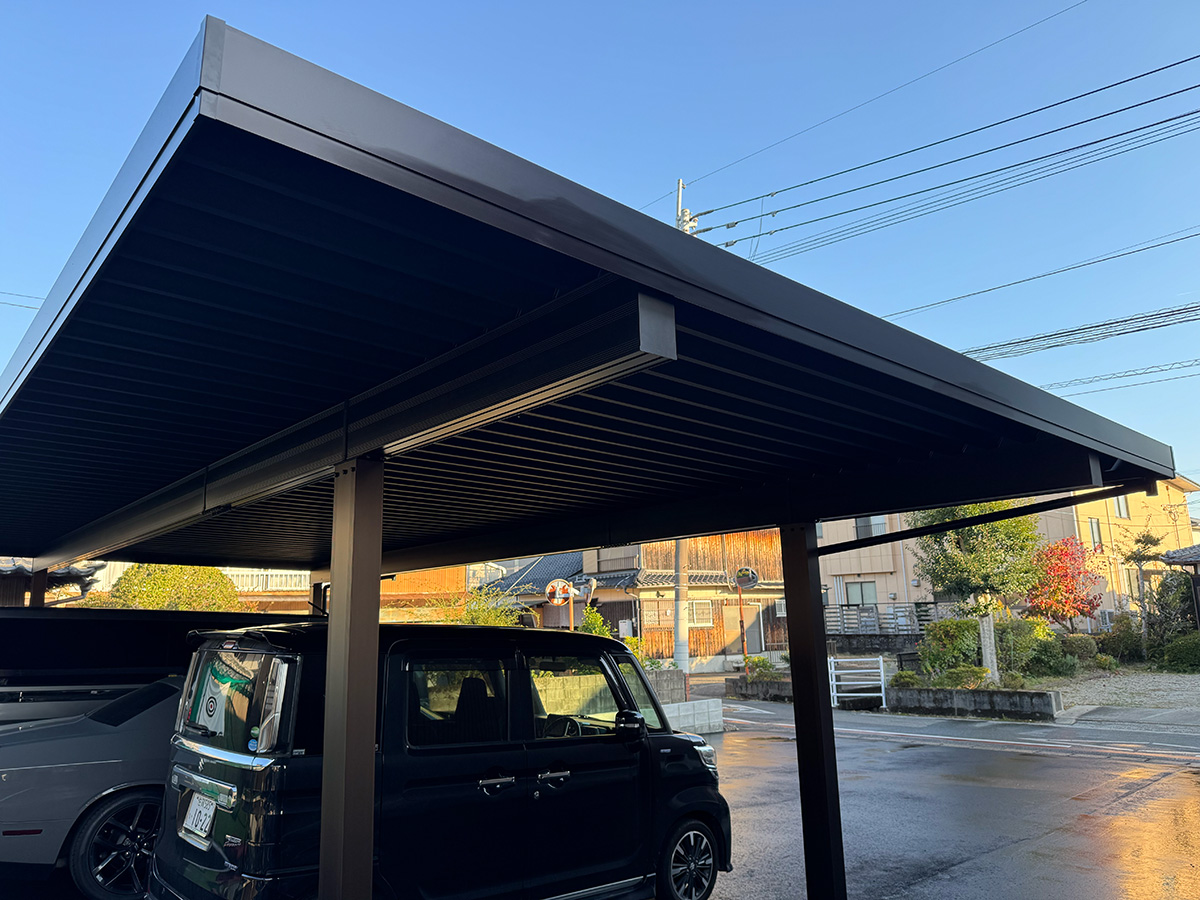 広大な敷地を機能美へと昇華。邸宅を包み込む大型ブラックカーポートと全面舗装のダイナミック外構