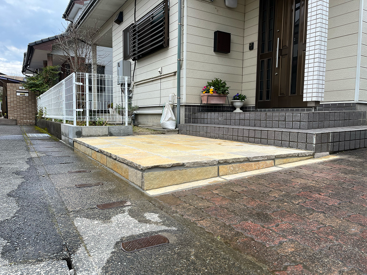 圧迫感のある壁を撤去し、天然石の質感あふれる開放的なエントランスへ