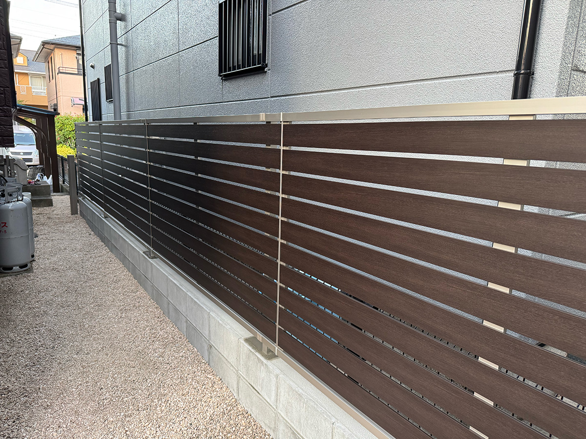 古いフェンスを木目調目隠しフェンスへ刷新。プライバシーとデザイン性を両立した外構リフォーム